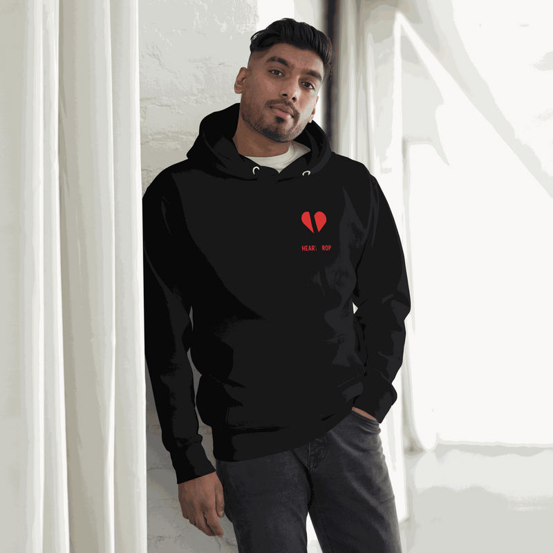 Sweat à capuche noir unisexe HEART DROP CLUB avec poche ventrale pratique et design rouge stylé.